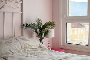 3 quartos, ferros/tábuas de passar roupa, berço de viagem, roupa de cama