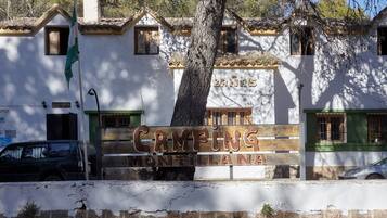 Un edificio con un cartello che riporta la scritta 'Camping Montillana'.