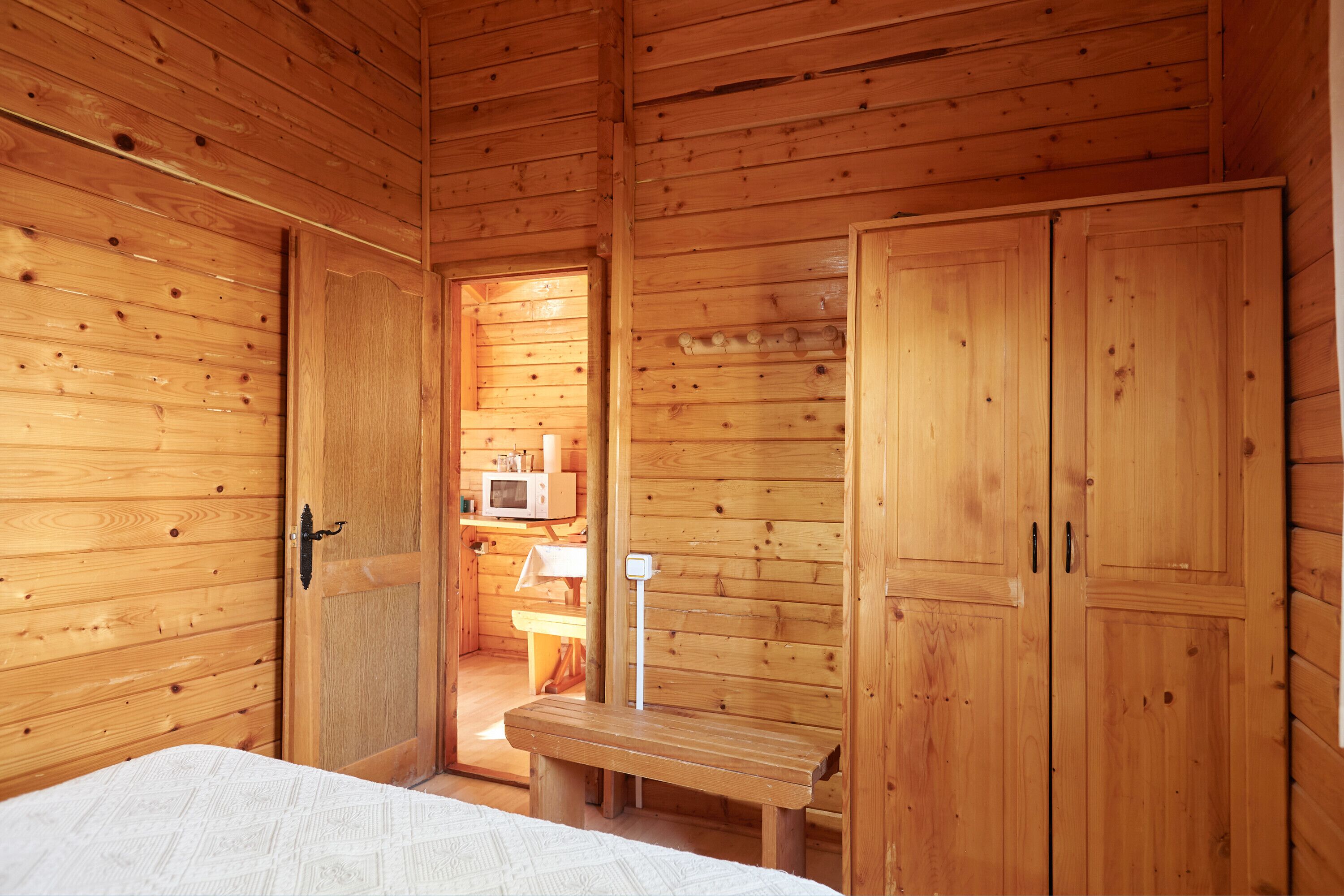 1 habitación, tabla de planchar con plancha y ropa de cama 