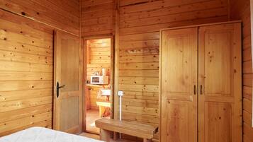 1 slaapkamer, een strijkplank/strijkijzer, beddengoed