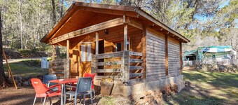 Landhaus 'Cabaña De Madera 3' mit Bergblick, Gemeinschaftspool und Klimaanlage