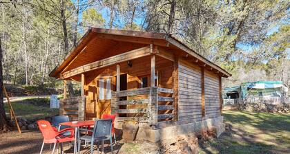 Country House 'Cabaña De Madera 3' with Mountain View, Shared Pool and Air Conditioning