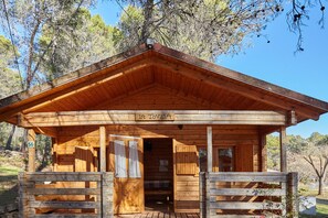 Exterior - Country House 'Cabaña De Madera 3' with Mountain View, Shared Pool and Air Conditioning (Hornos)