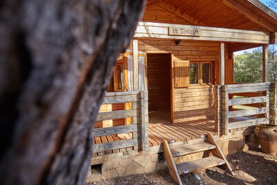 Country House 'Cabaña De Madera 3' with Mountain View, Shared Pool and Air Conditioning