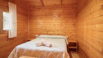 1 habitación, tabla de planchar con plancha y ropa de cama