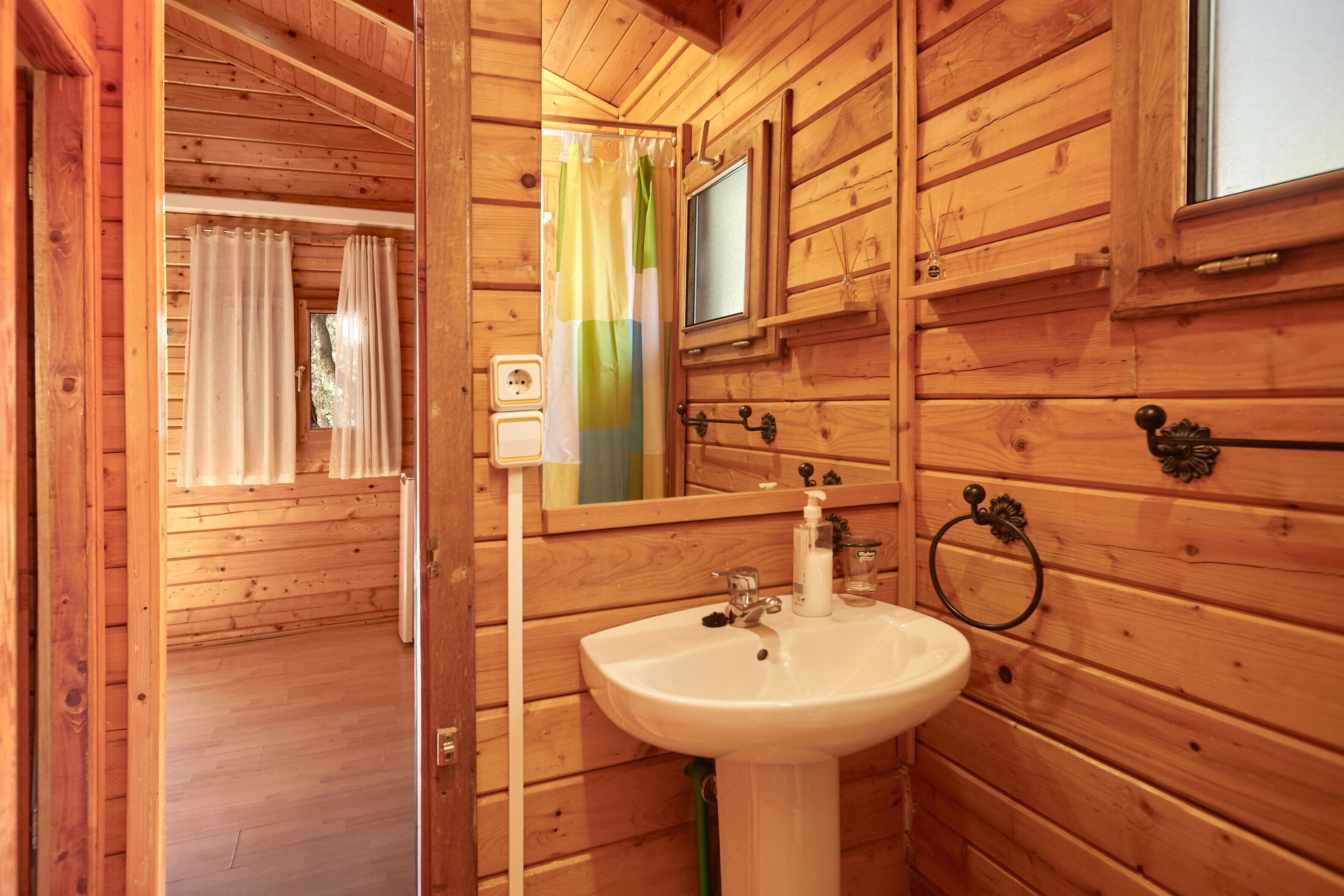 Een douche, handdoeken