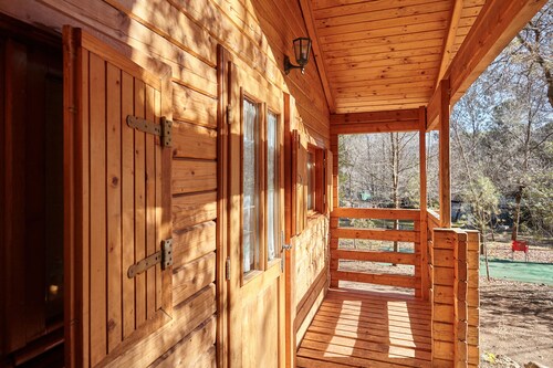 Country House 'Cabaña De Madera 4' with Mountain View, Shared Pool and Air Conditioning