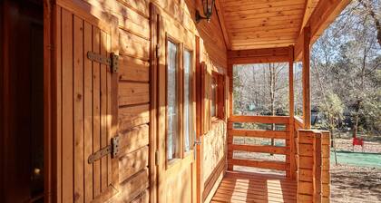Country House 'Cabaña De Madera 4' with Mountain View, Shared Pool and Air Conditioning