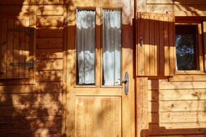 Exterior detail - Country House 'Cabaña De Madera 4' with Mountain View, Shared Pool and Air Conditioning (Hornos)