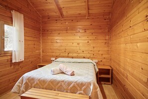 1 habitación, tabla de planchar con plancha y ropa de cama 
