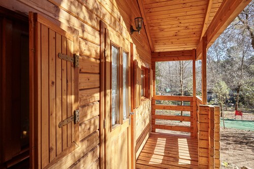 Country House 'Cabaña De Madera 4' with Mountain View, Shared Pool and Air Conditioning