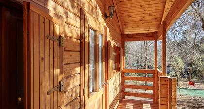 Country House 'Cabaña De Madera 4' with Mountain View, Shared Pool and Air Conditioning