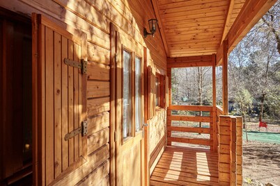 Country House 'Cabaña De Madera 4' with Mountain View, Shared Pool and Air Conditioning