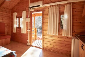 Interior - Country House 'Cabaña De Madera 4' with Mountain View, Shared Pool and Air Conditioning (Hornos)