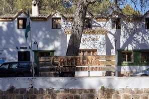 A building with a sign that reads 'Camping Montillana.'