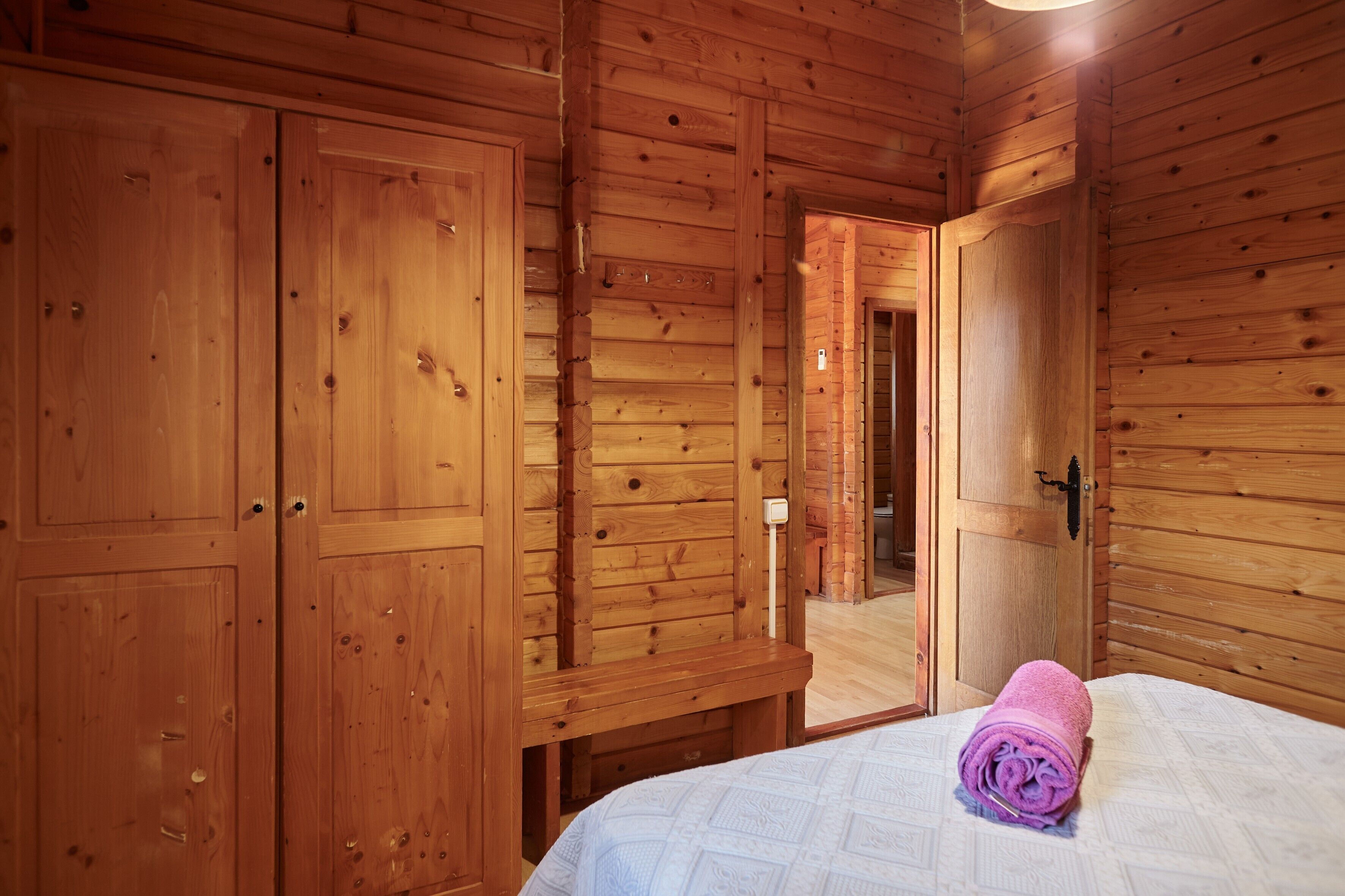 2 slaapkamers, een strijkplank/strijkijzer, beddengoed