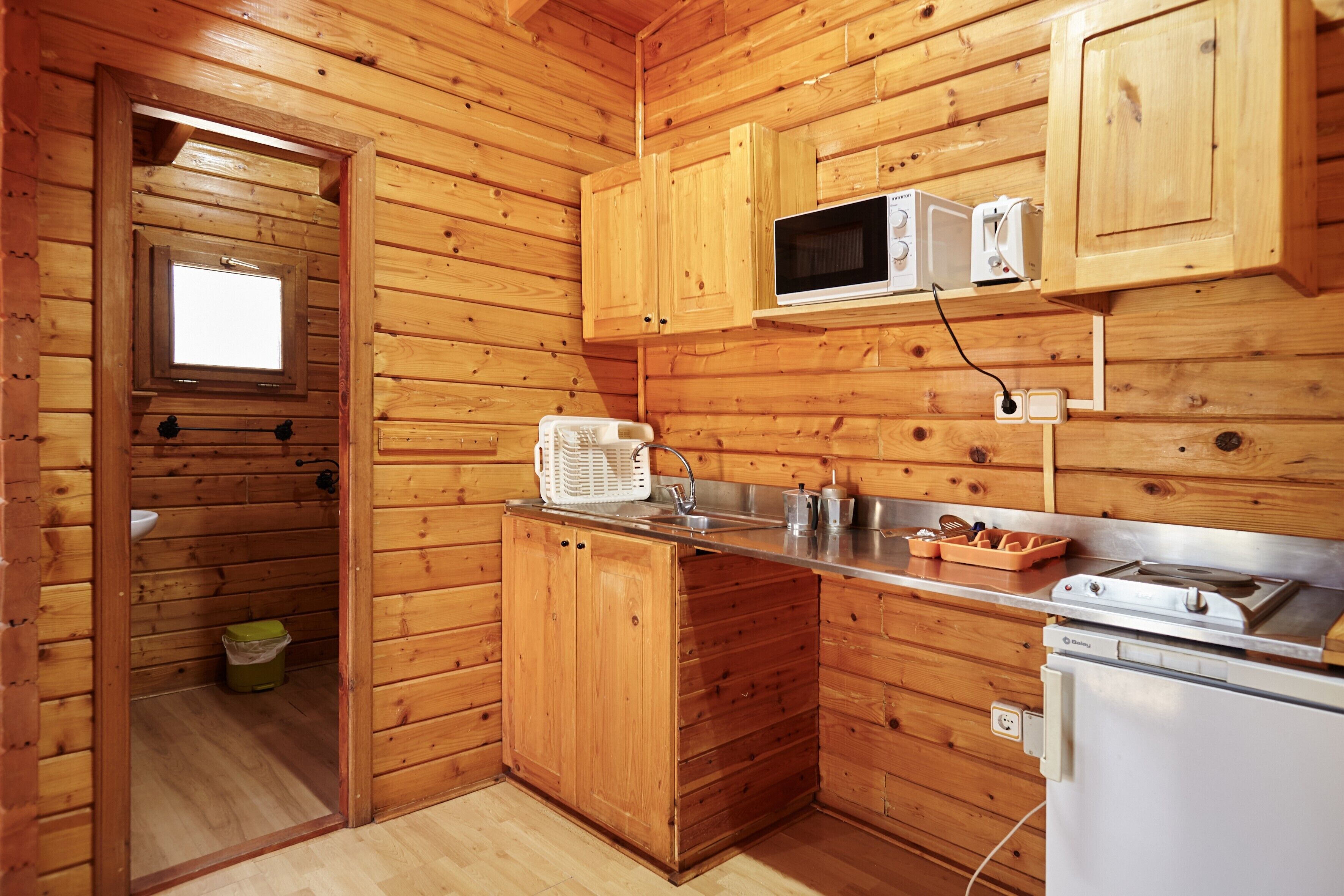 Een koelkast, een magnetron, een kookplaat