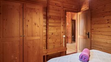 2 slaapkamers, een strijkplank/strijkijzer, beddengoed