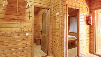 2 slaapkamers, een strijkplank/strijkijzer, beddengoed