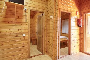 2 habitaciones, tabla de planchar con plancha y ropa de cama 