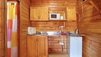 Refrigerador, microondas, parrilla de estufa y cafetera y tetera