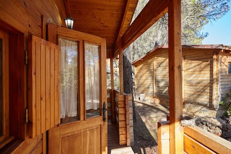 Exterior detail. Country House 'Cabaña De Madera 5' with Mountain View, Shared Pool and Air Conditioning