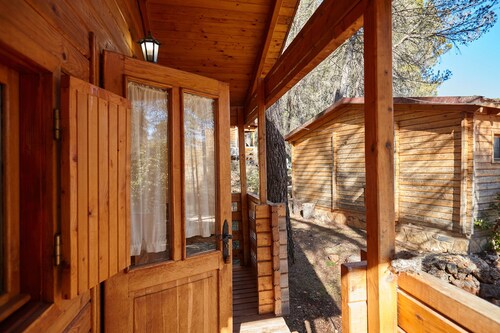 Country House 'Cabaña De Madera 5' with Mountain View, Shared Pool and Air Conditioning