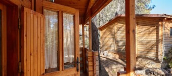 Country House 'Cabaña De Madera 5' with Mountain View, Shared Pool and Air Conditioning