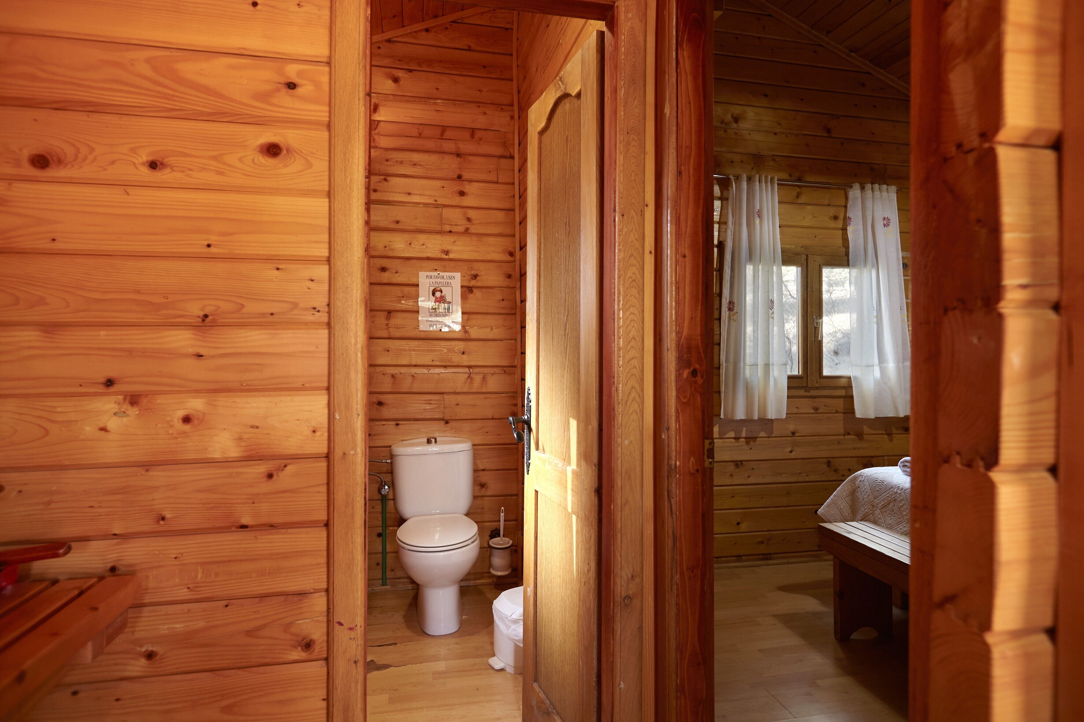 1 slaapkamer, een strijkplank/strijkijzer, beddengoed