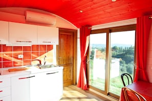 Refrigerador, placa de cocina, cafetera/tetera, utensilios de cocina