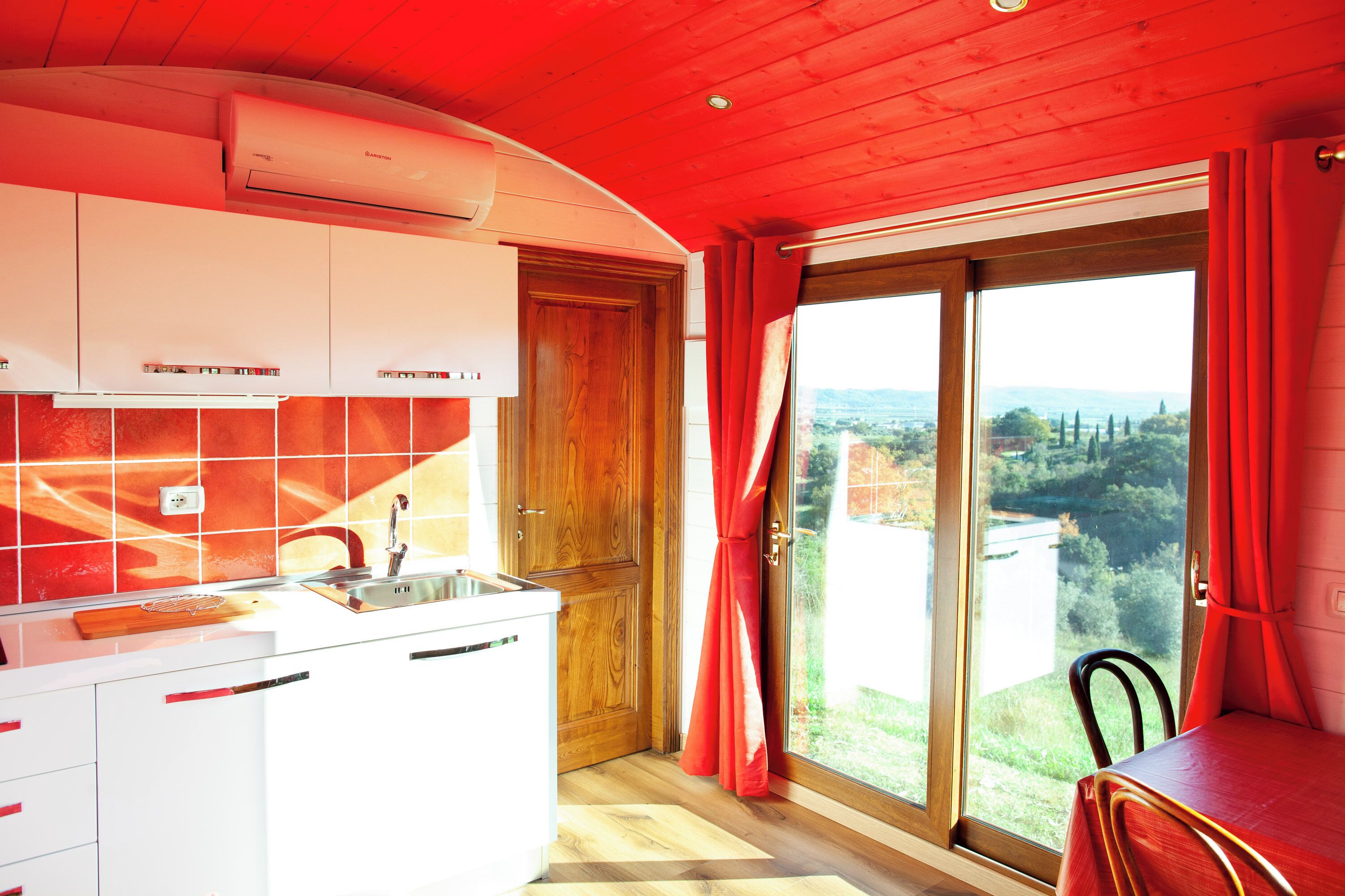 Kühlschrank, Herdplatte, Wasserkocher mit Kaffee-/Teezubehör