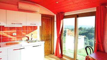 Kühlschrank, Herdplatte, Wasserkocher mit Kaffee-/Teezubehör