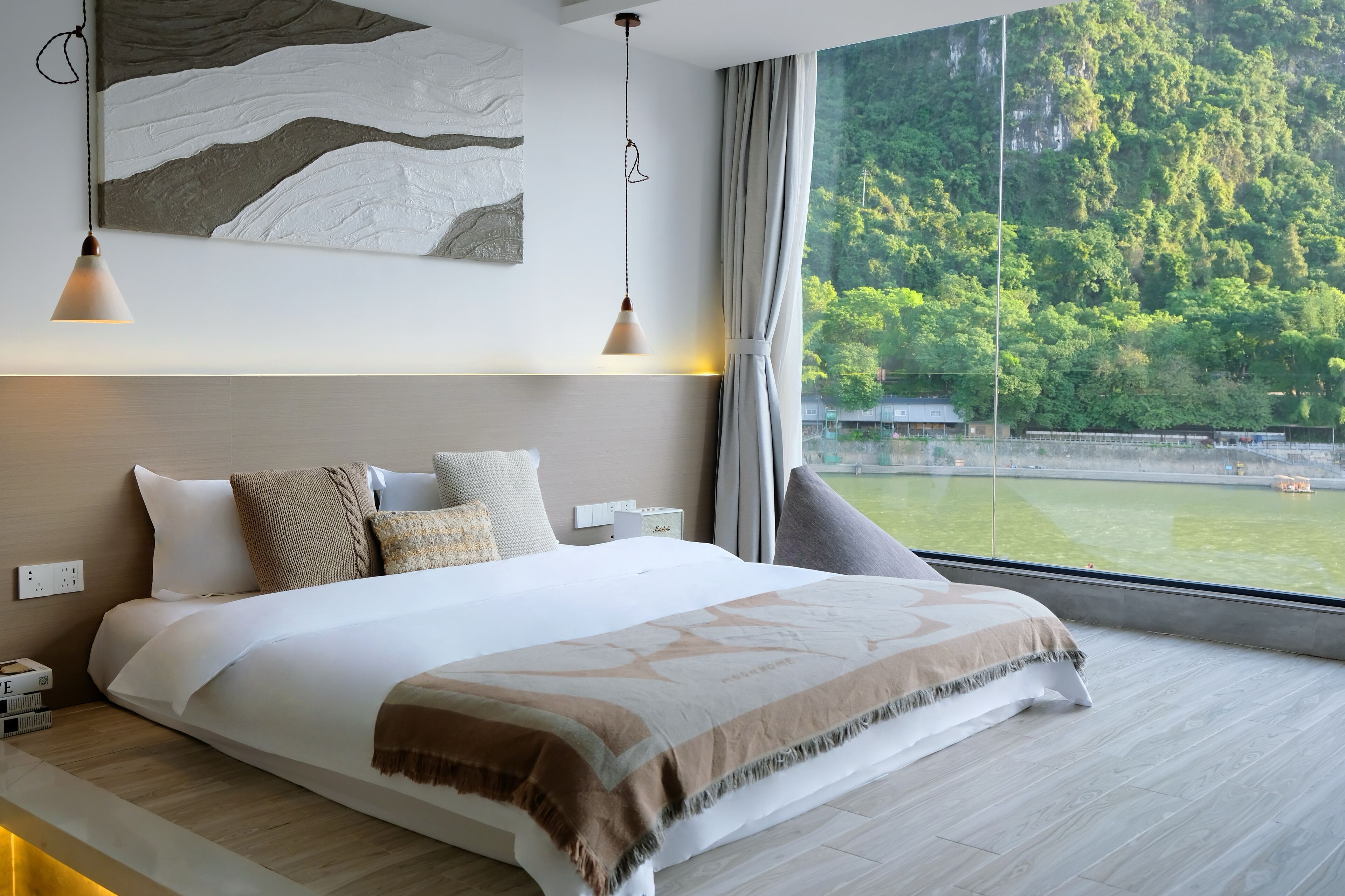 أغطية فراش متميزة وأسرّة بإسفنج يتكيف مع شكل الجسم