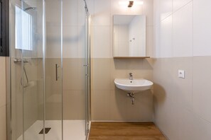Salle de bain | Douche, serviettes fournies, savon, shampooing