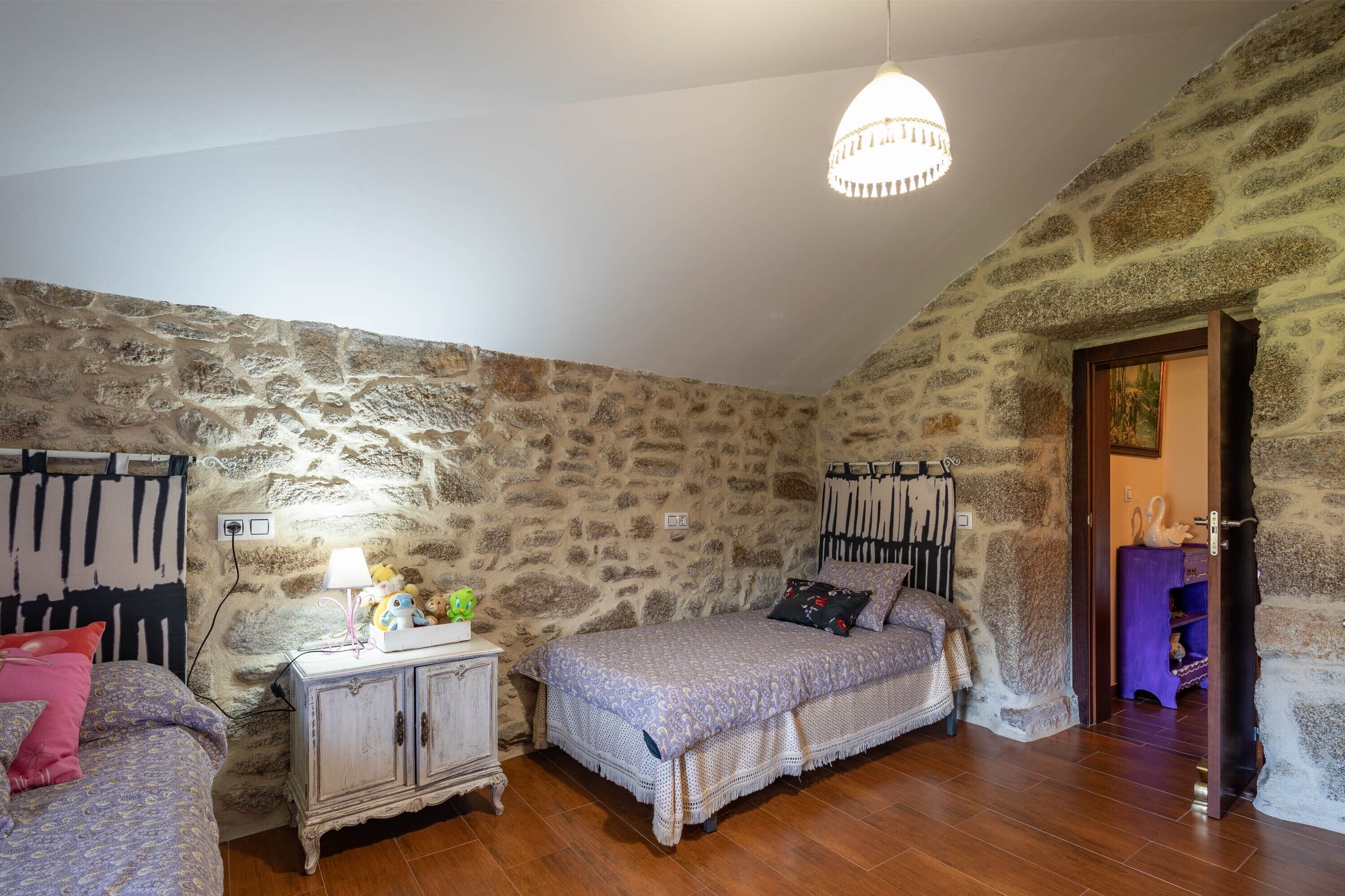 6 bedrooms, iron/ironing board, bed sheets