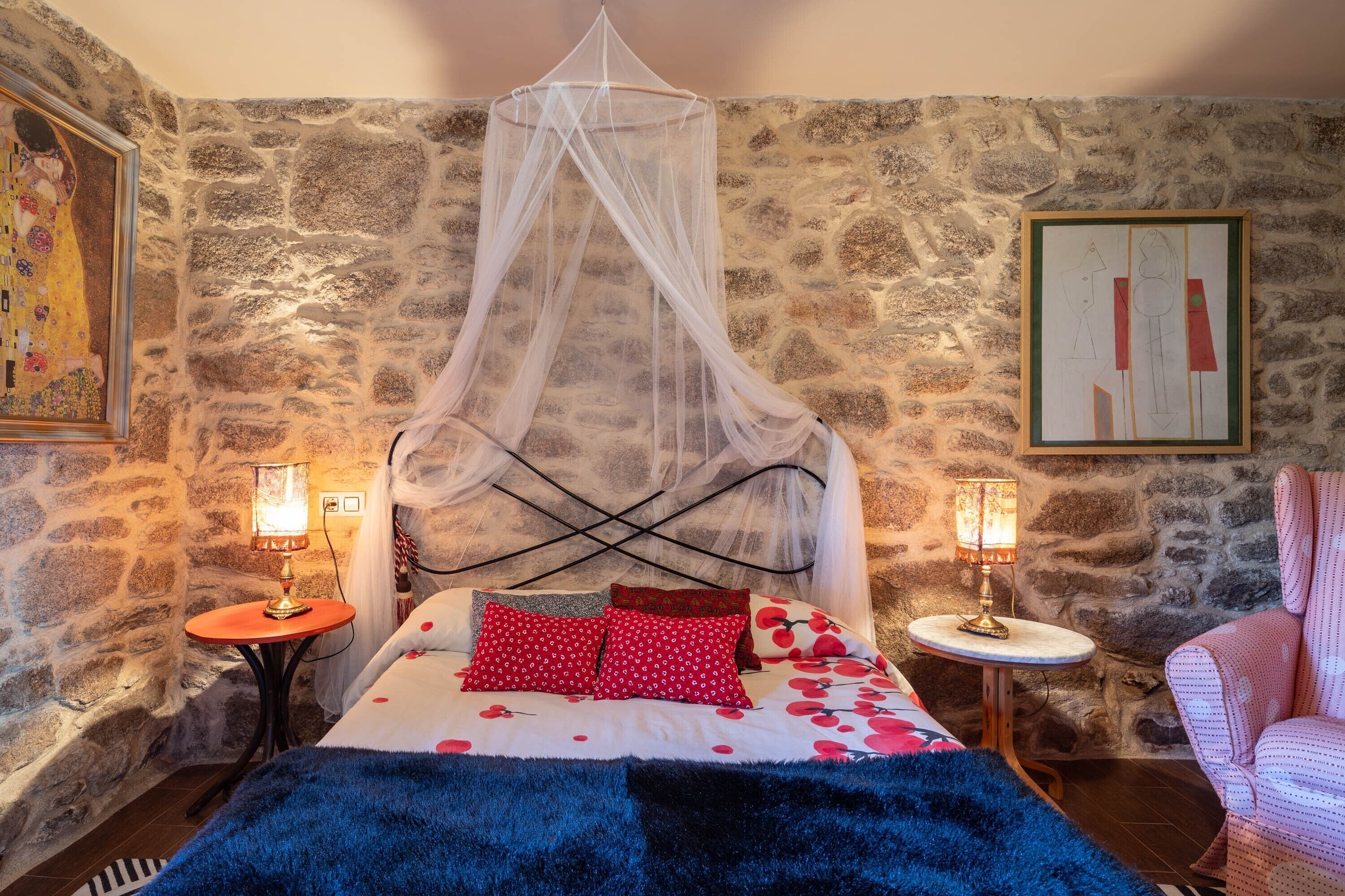 6 bedrooms, iron/ironing board, bed sheets