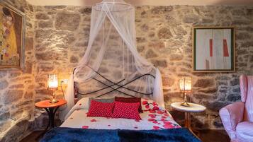 6 bedrooms, iron/ironing board, bed sheets