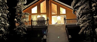 New Rental! Pet friendly, 3Br/2Bath Cabin with gas fireplace and hot tub - Five Peaks