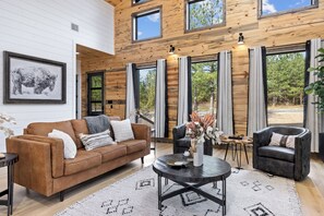 Smart TV, fireplace, table football, books - Luxury Cabin w/ Hot Tub, Fire Pit, Games, WiFi & Modern Amenities in Broken Bow (Broken Bow)