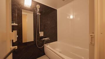 Een bad/douchecombinatie, gratis toiletartikelen, een haardroger