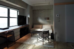 Premium bedding, down comforters, in-room safe, desk - TONES OSAKA (Osaka)