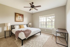 Bureau, fer et planche à repasser, Wi-Fi gratuit, draps fournis