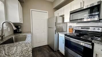 冷蔵庫、電子レンジ、オーブン、コンロ