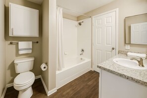 Haartrockner, Handtücher, Seife, Toilettenpapier