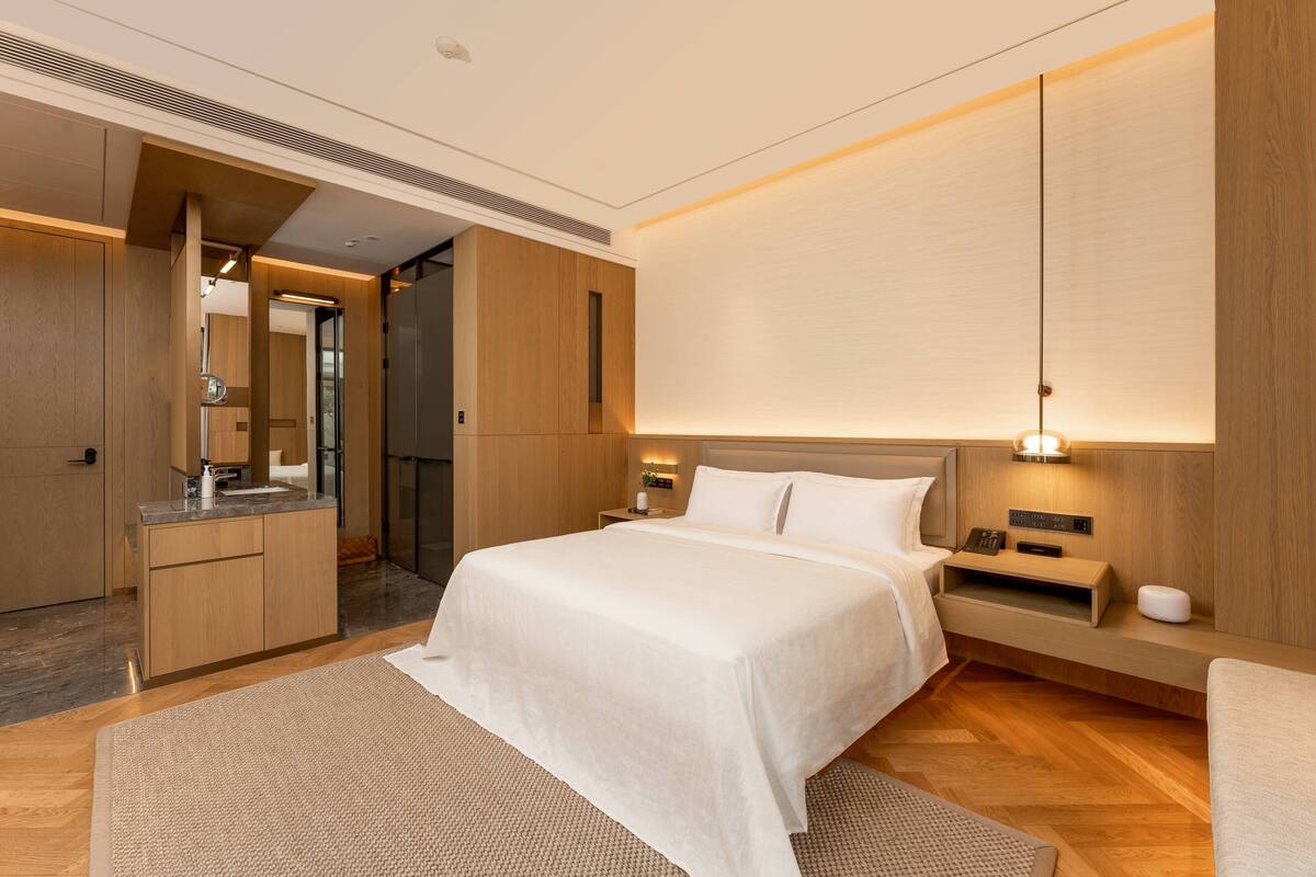 Classic Tek Büyük Yataklı Oda, Avlu Manzaralı | Kaliteli yatak takımı, kuştüyü yorgan, ücretsiz minibar, masa 