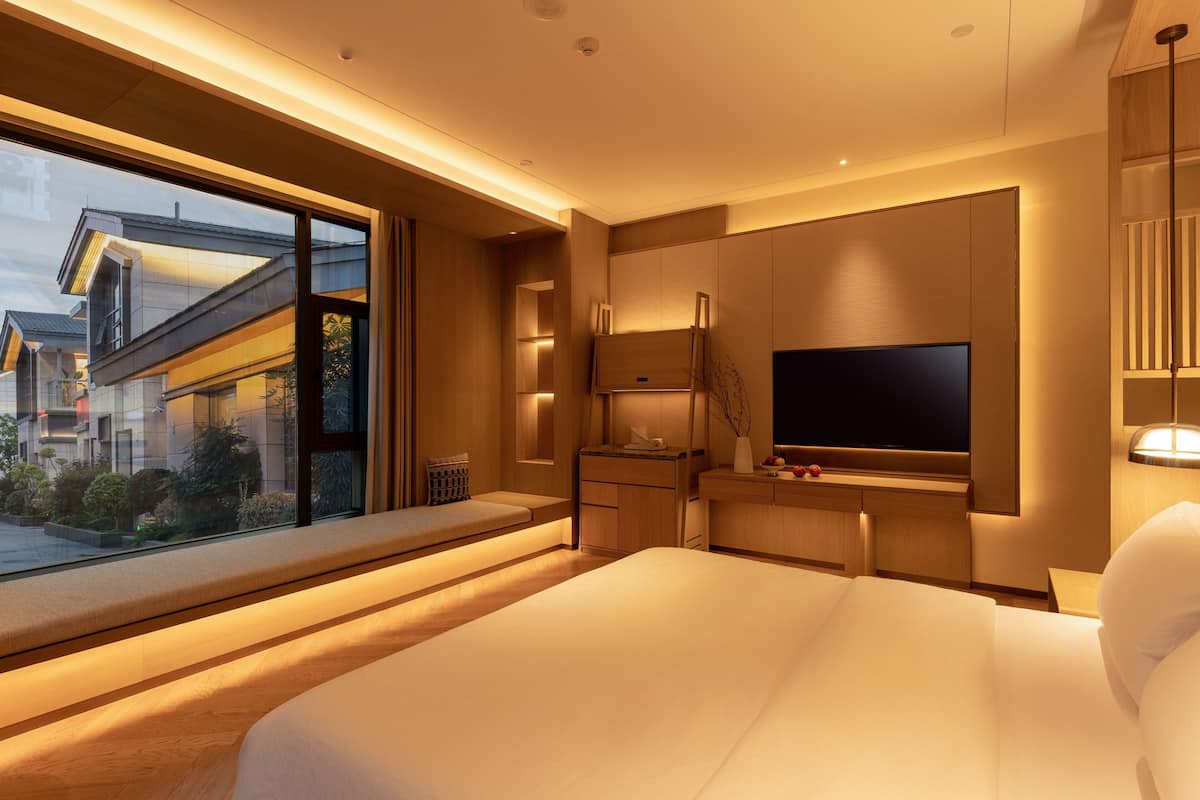 Superior Tek Büyük Yataklı Oda, Avlu Manzaralı | Kaliteli yatak takımı, kuştüyü yorgan, ücretsiz minibar, masa 