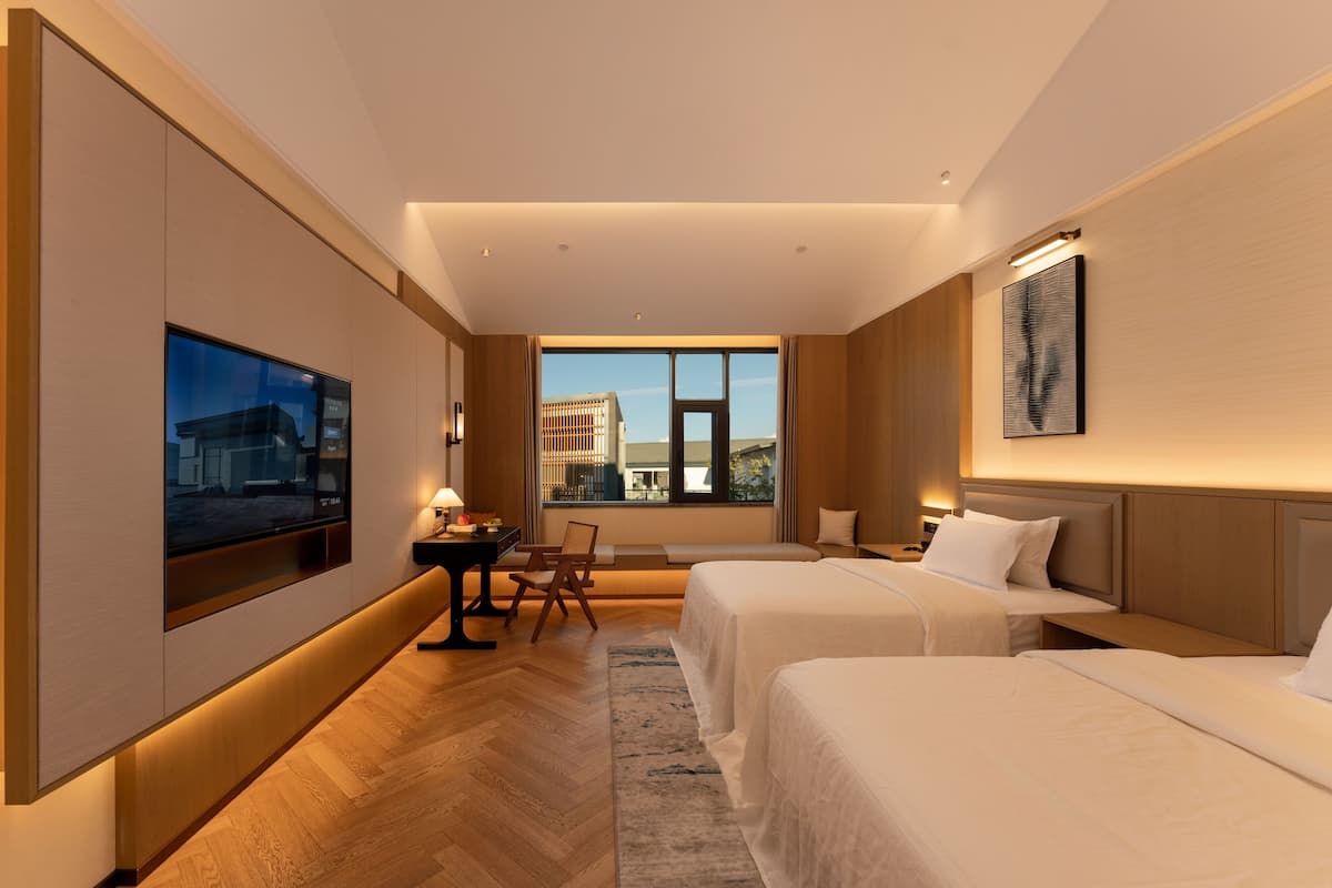 Kaliteli yatak takımı, kuştüyü yorgan, ücretsiz minibar, masa