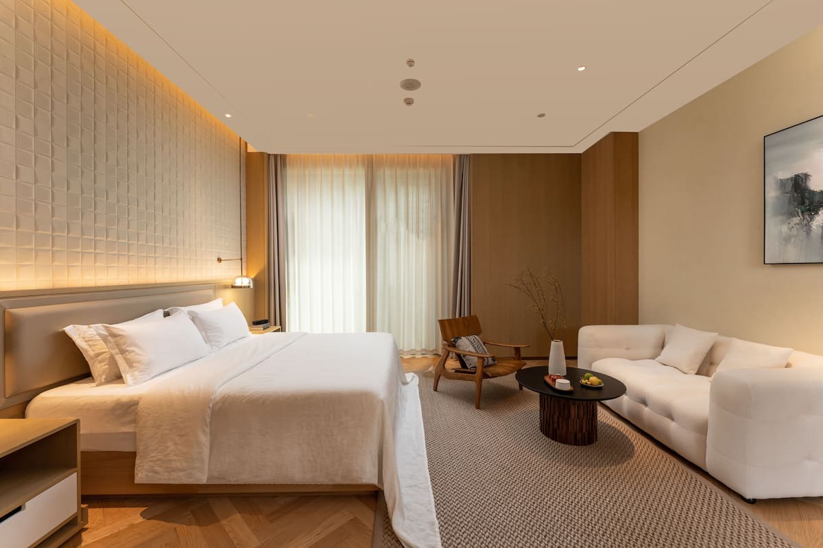 Comfort Tek Büyük Yataklı Oda, Avlu Manzaralı | Kaliteli yatak takımı, kuştüyü yorgan, ücretsiz minibar, masa