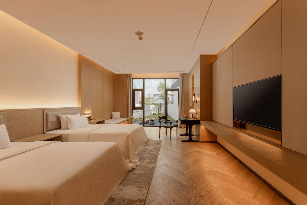 Comfort İki Ayrı Yataklı Oda, Avlu Manzaralı | Kaliteli yatak takımı, kuştüyü yorgan, ücretsiz minibar, masa 