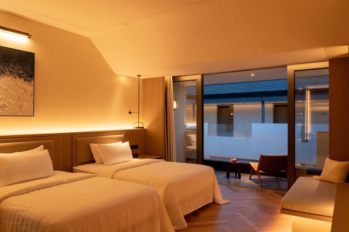 Classic İki Ayrı Yataklı Oda, Balkon, Şehir Manzaralı | Kaliteli yatak takımı, kuştüyü yorgan, ücretsiz minibar, masa 